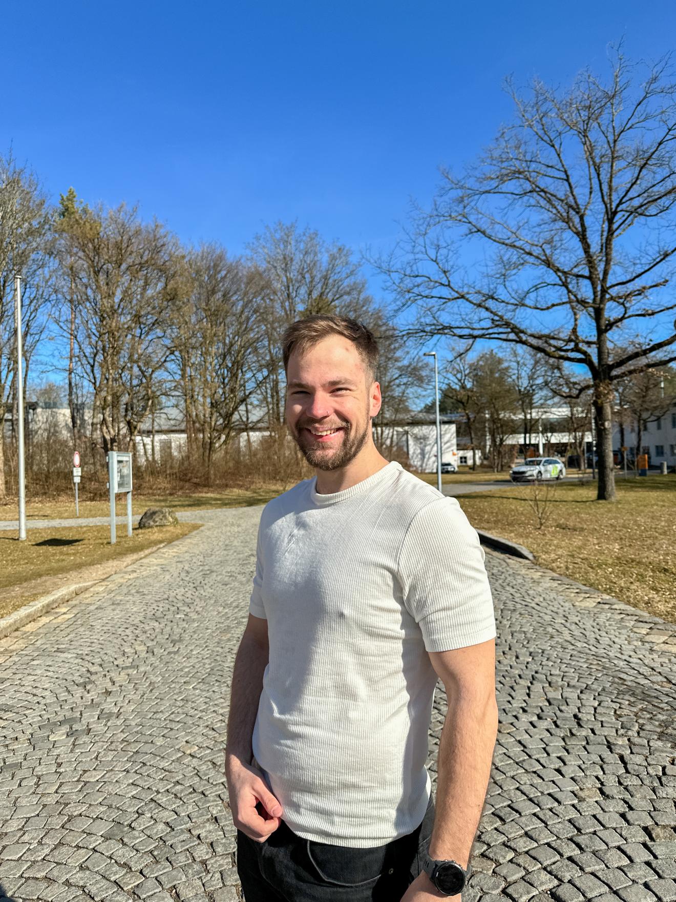 Mann blickt in Kamera