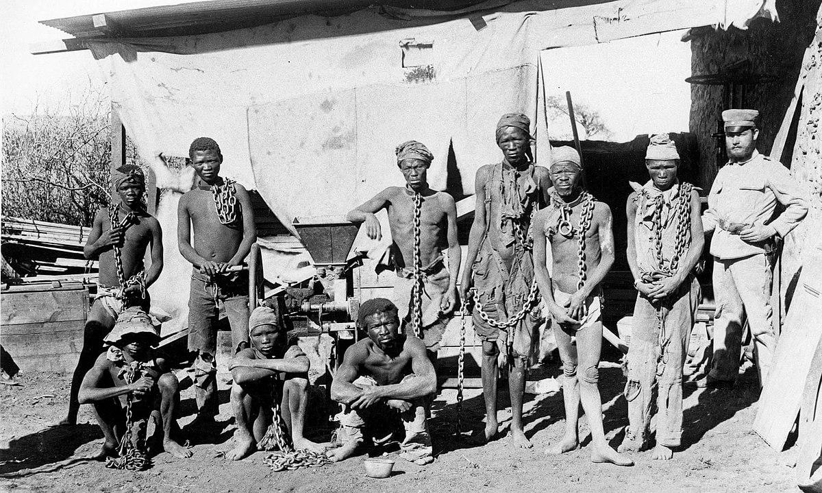 Deutscher Soldat mit gefangenen Herero