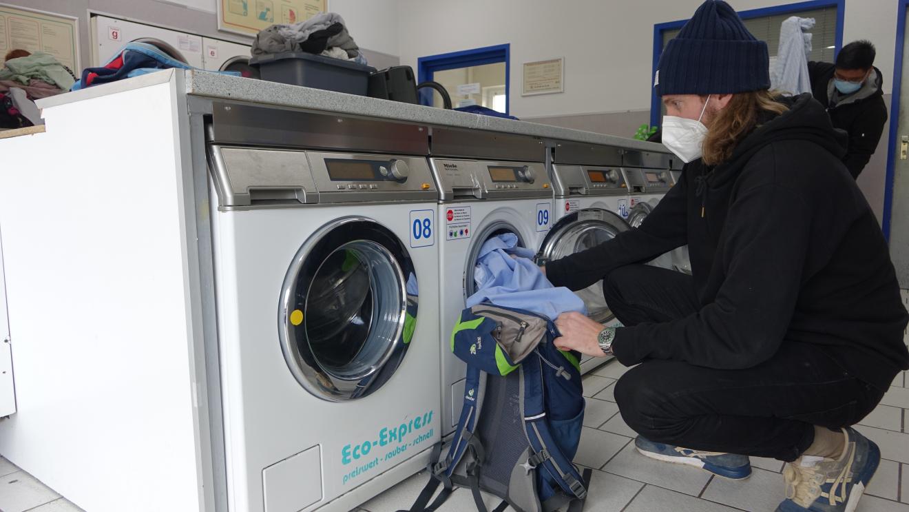 Dirk vor einer Waschmaschine
