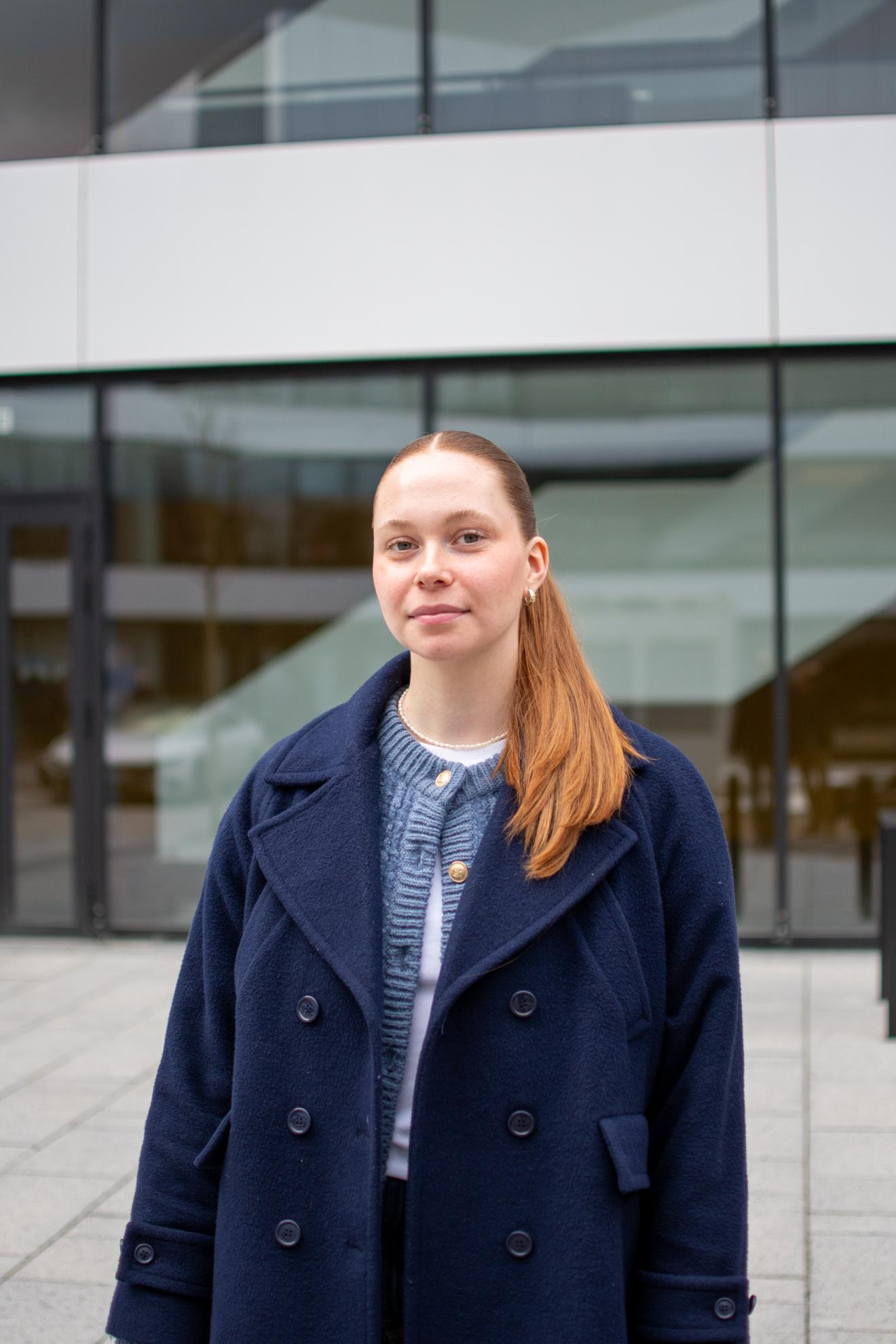 Junge Frau blickt in Kamera