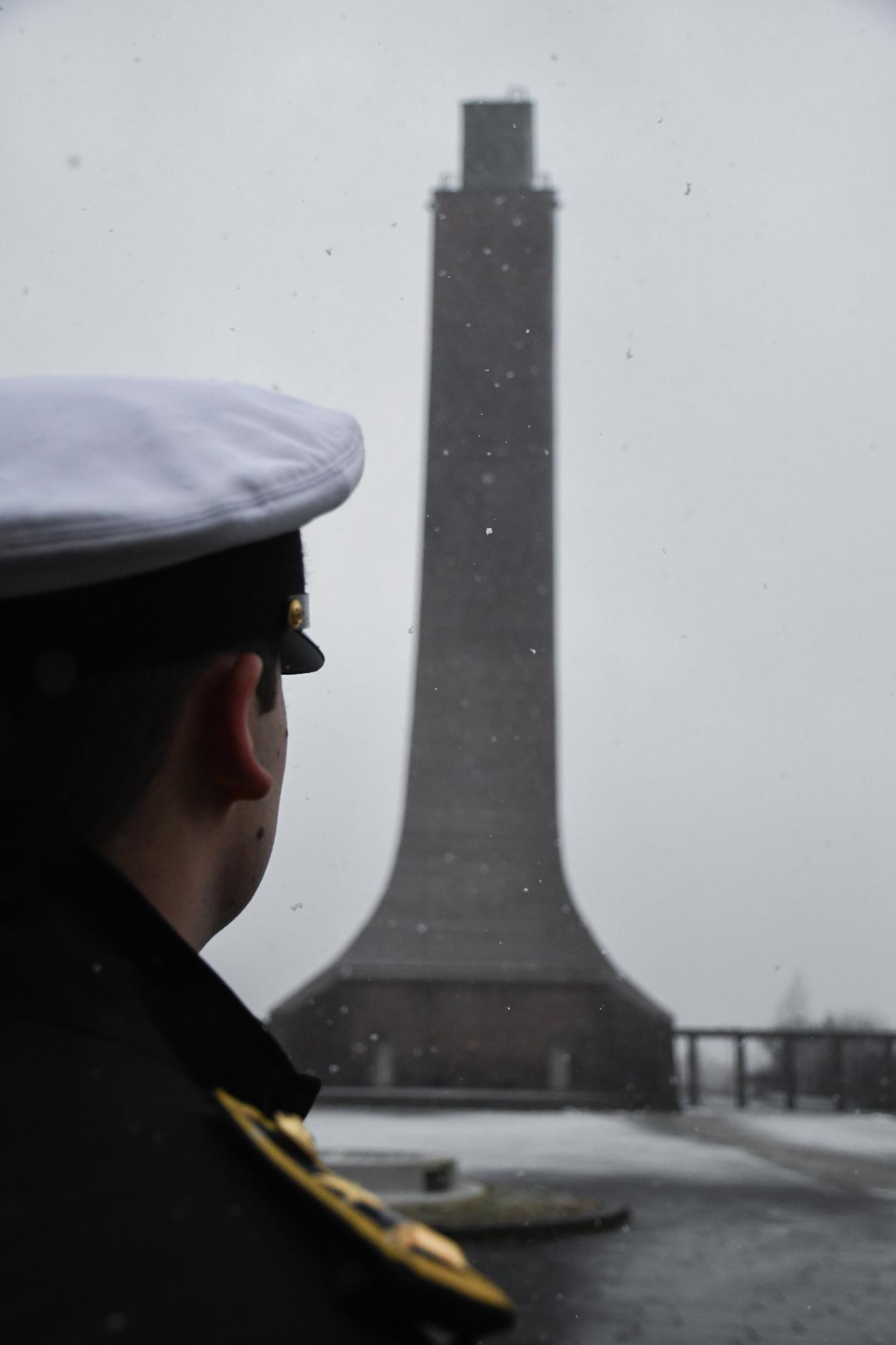 Marinesoldat vor dem Marineehrenmal in Laboe