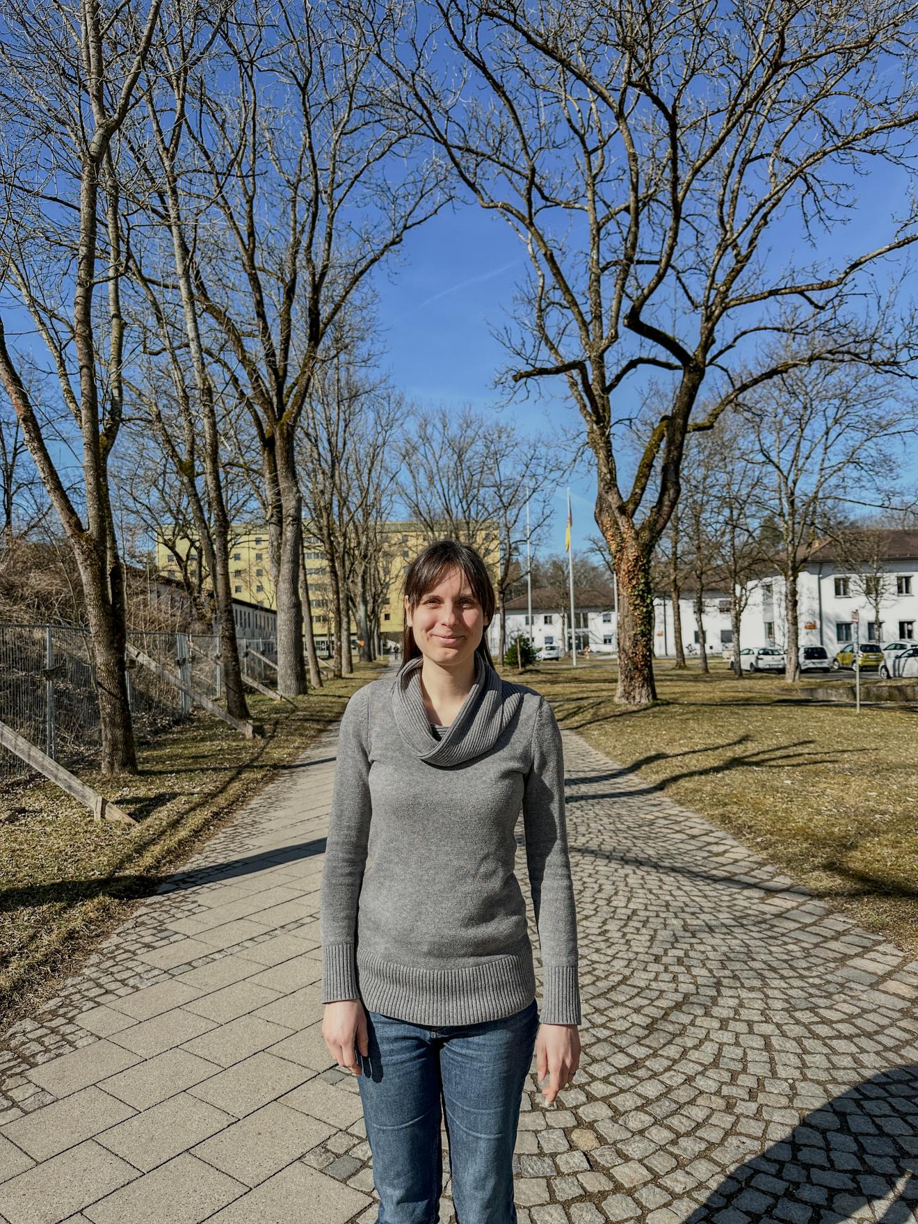 Frau blickt in Kamera