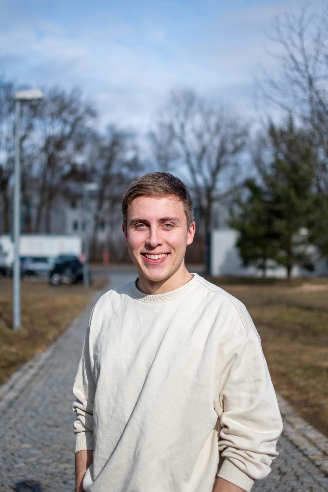 Mann blickt in Kamera