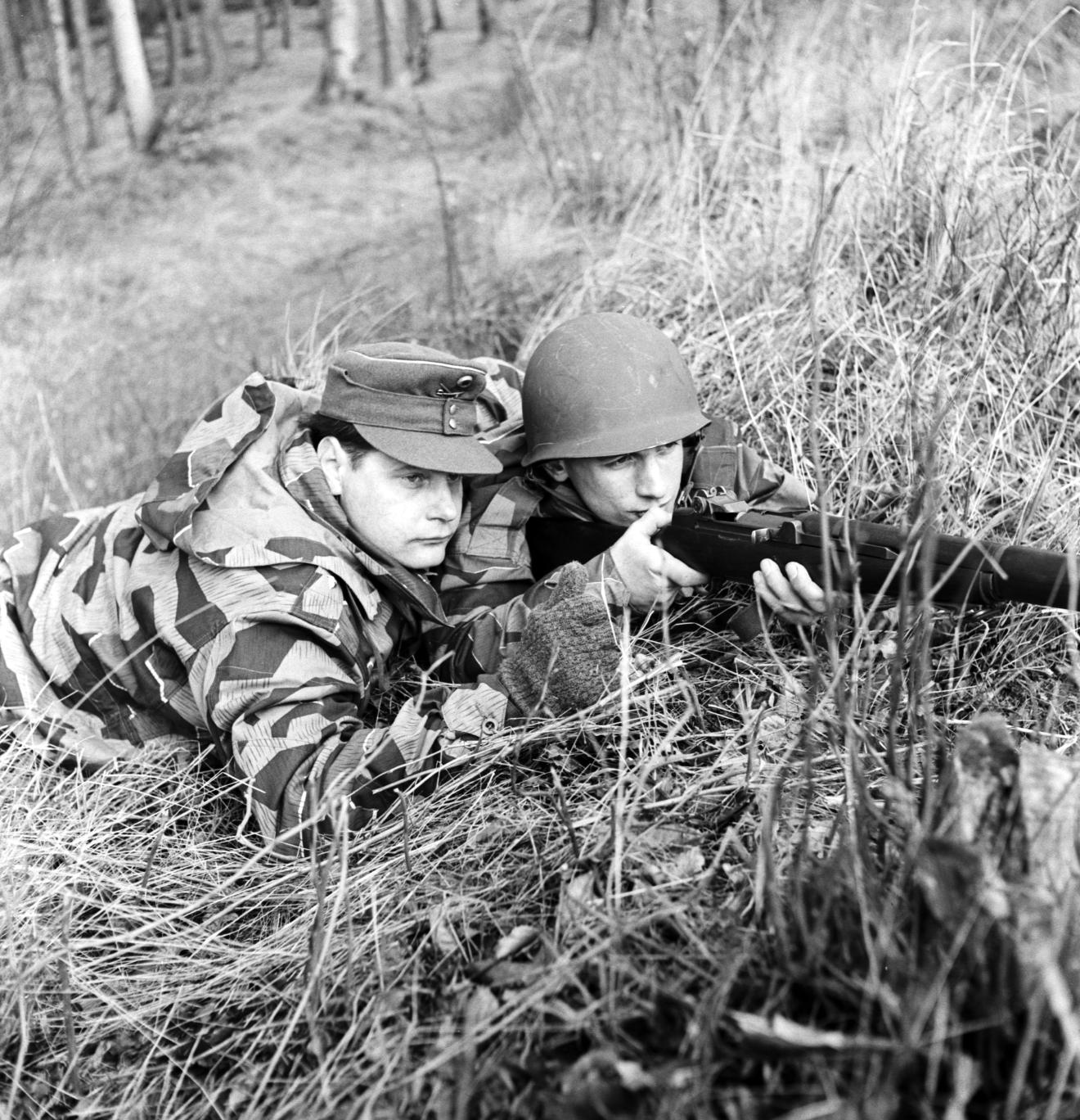 Zwei Soldaten mit Gewehr in Schützengraben
