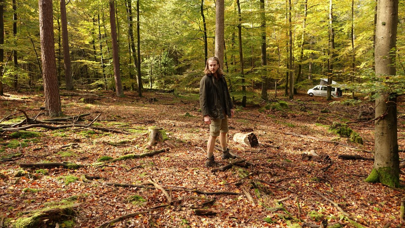 Dirk steht im Wald