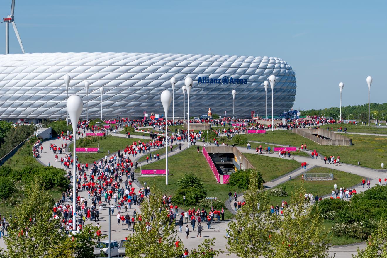 Fans strömen an einem Spieltag in die Allianz Arena