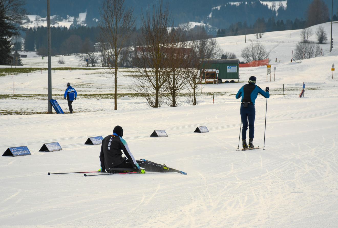 Volkert am Boden im Schnee