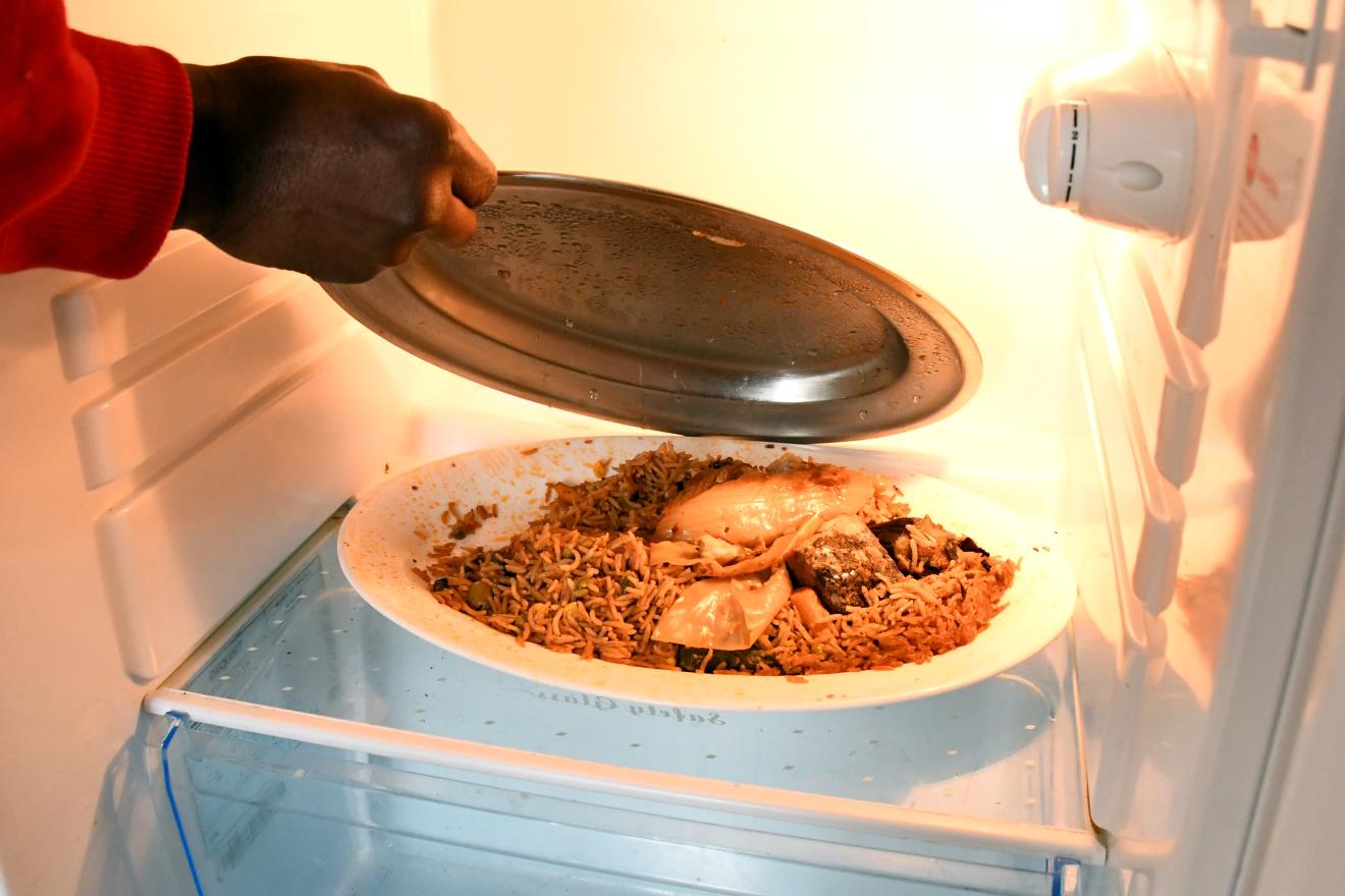 Ein Teller mit Essen im Kühlschrank