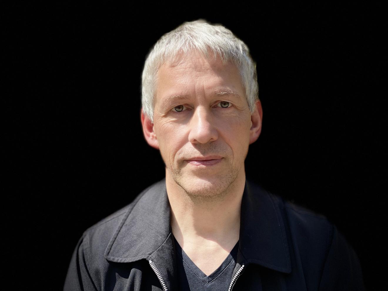 Mann schaut in Kamera