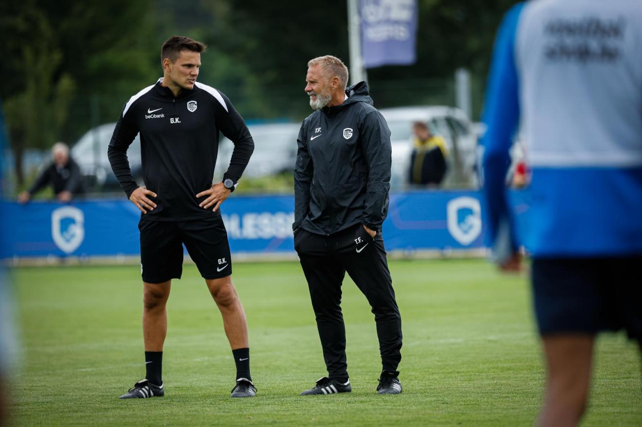 Cheftrainer Thorsten Fink im Gespräch mit seinem Trainerassistenten beim belgischen Erstligisten KRC Genk
