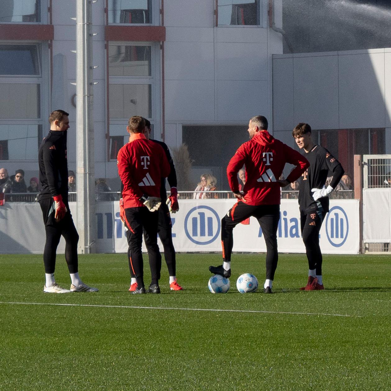 Stammtorwart Manuel Neuer zusammen mit Ersatztorhüter Jonas Urbig und ihren Torwarttrainern