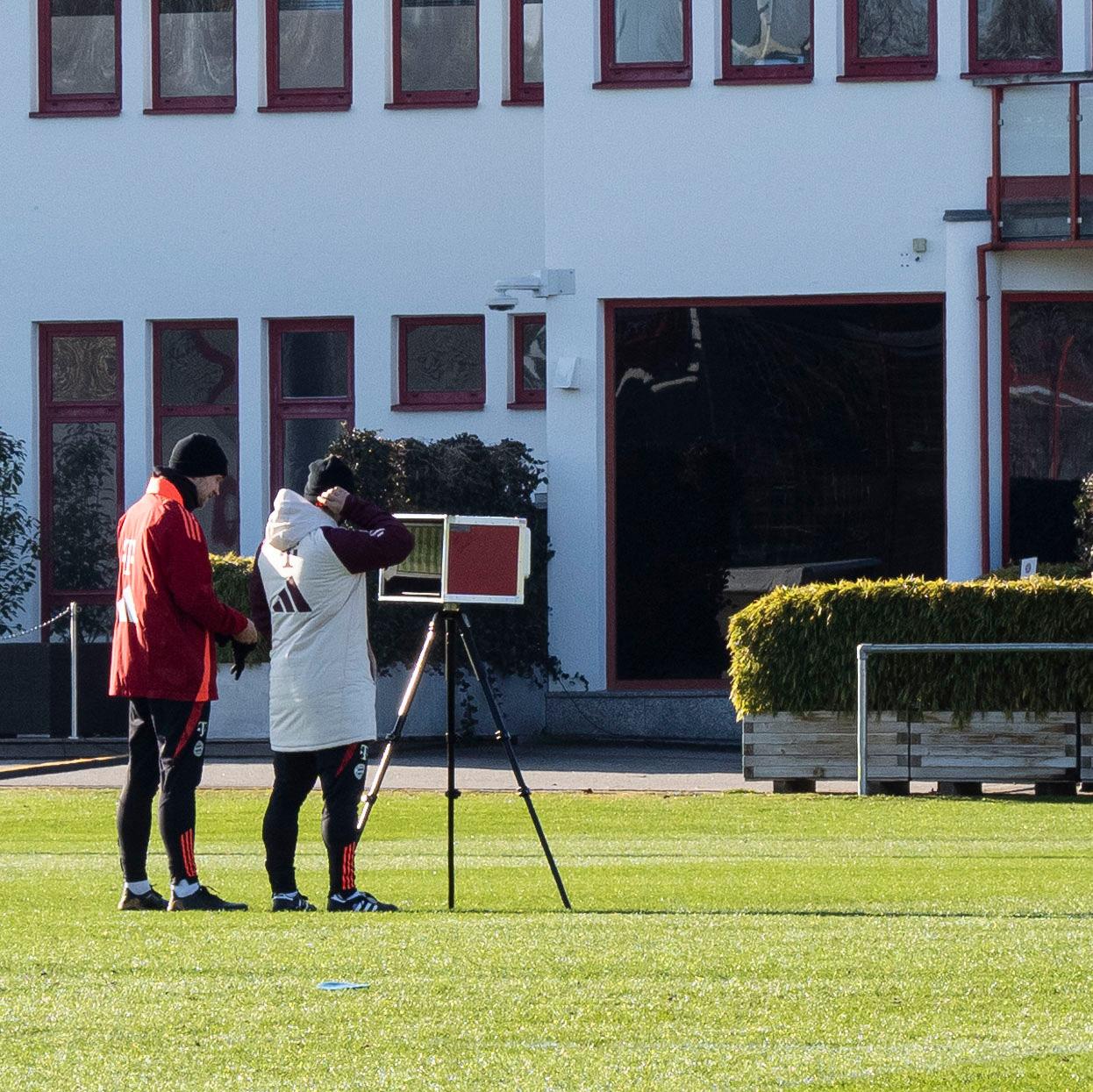 Teile des Trainerteams analysieren das taktische Verhalten der Spieler