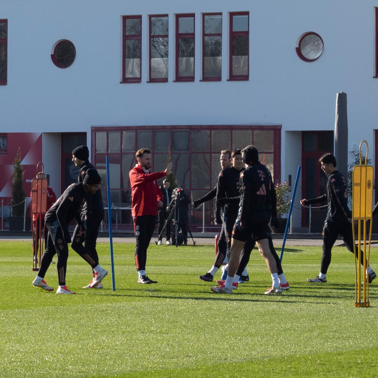 Athletiktrainer Bram Geers (rot) arbeitet zusammen mit dem Kader des Rekordmeisters an der Ausdauer und Dynamik