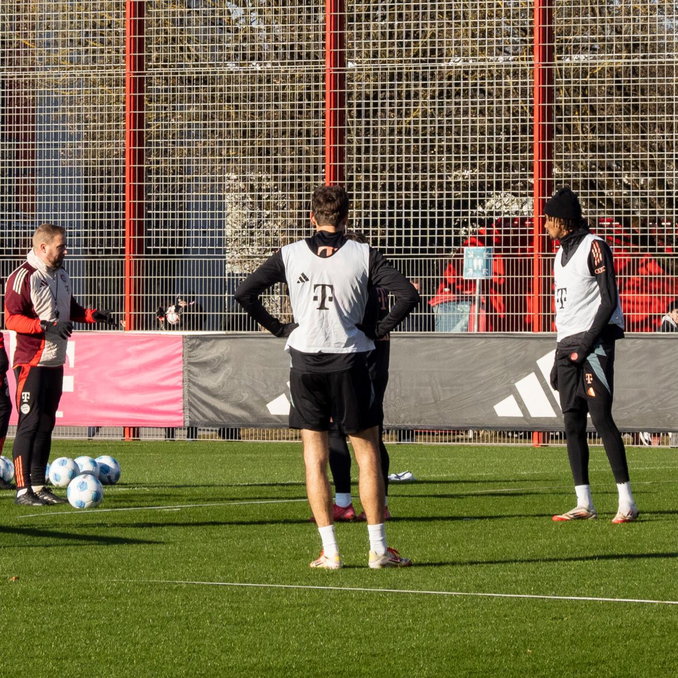 Stürmer Thomas Müller (mitte) und Verteidiger Sacha Boey erhalten Anweisungen von Co-Trainer Aaron Danks (links) 