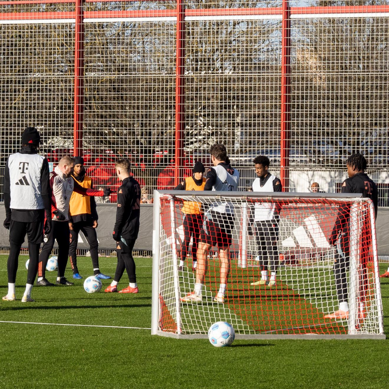 Co-Trainer Aaron Danks bespricht mit seinen Spielern die Trainingseinheit