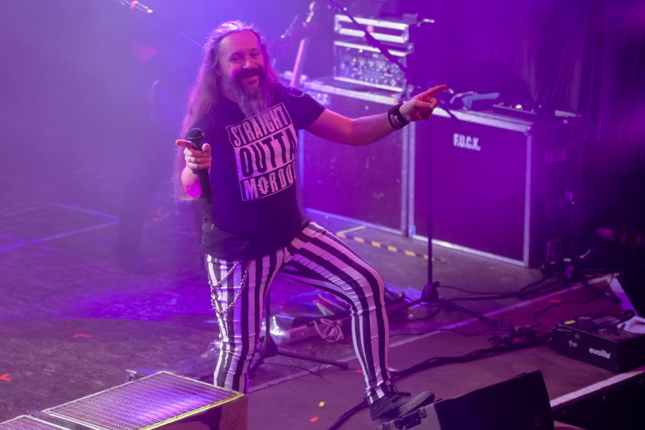 Daniel dirigiert die Menge beim Singen.