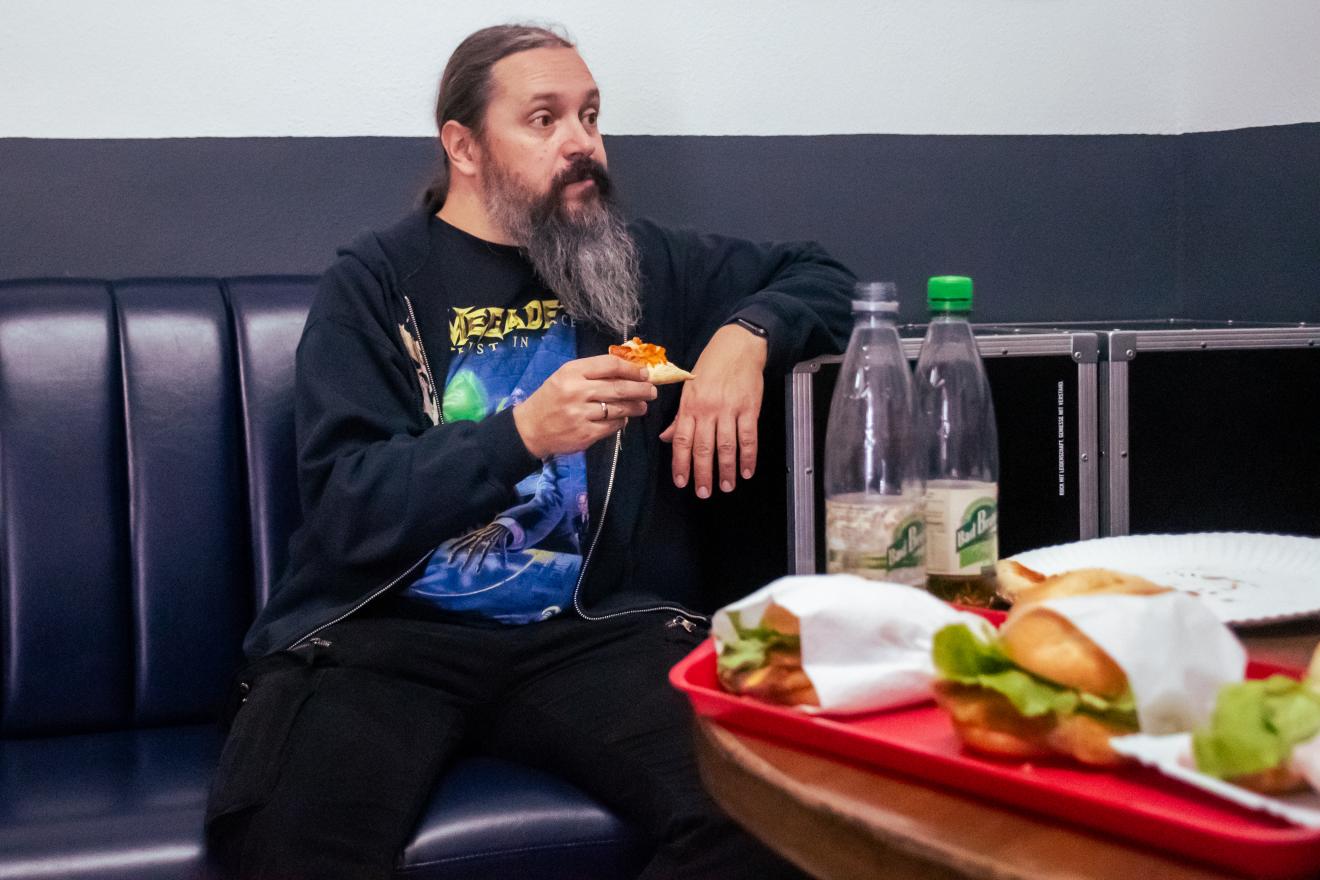Daniel gönnt sich nach dem Auftritt einen kleinen Snack.