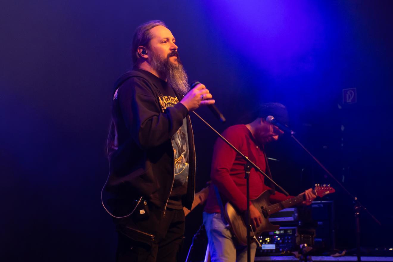 Daniel auf der Bühne beim Soundcheck.