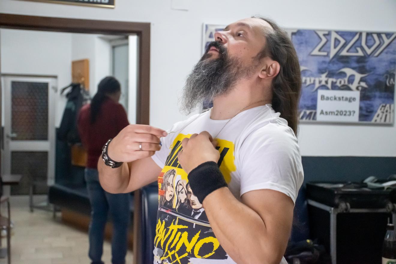 Daniel schlüpft in sein Bühnenoutfit und bringt seinen In-Ear-Monitor an.