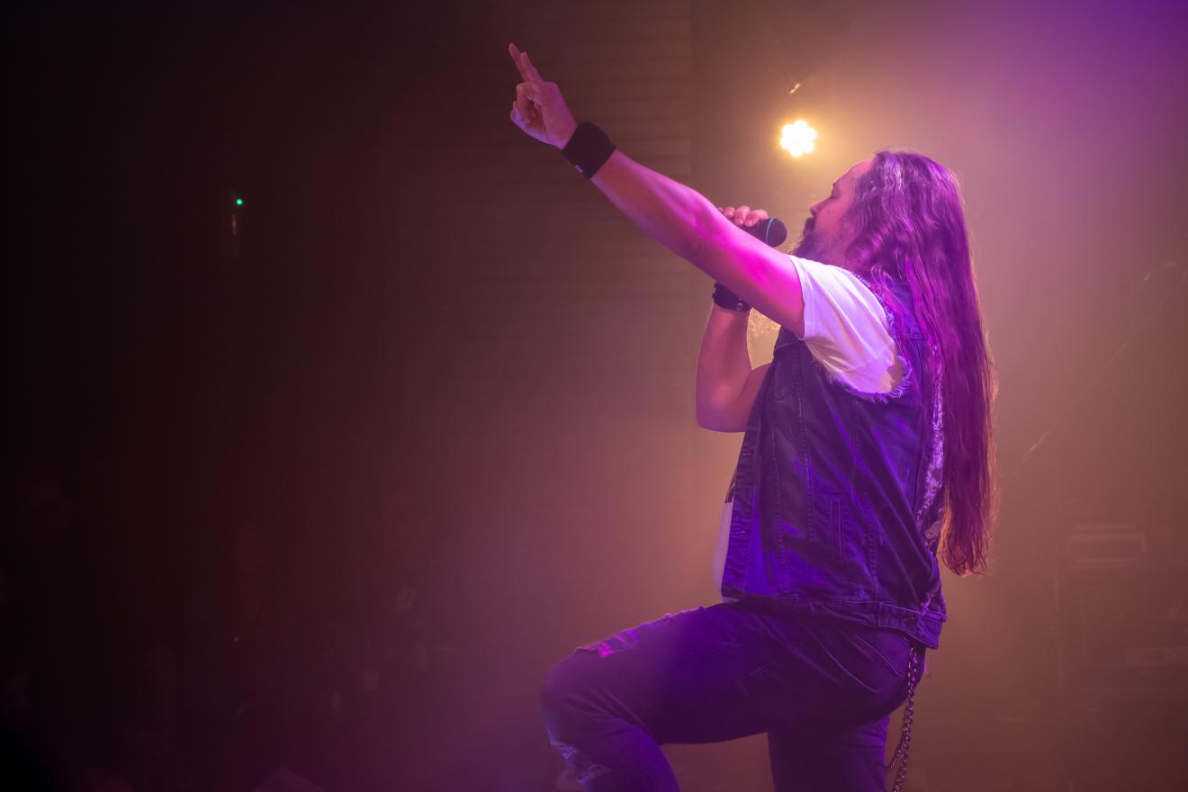 Daniel performt im Rampenlicht.