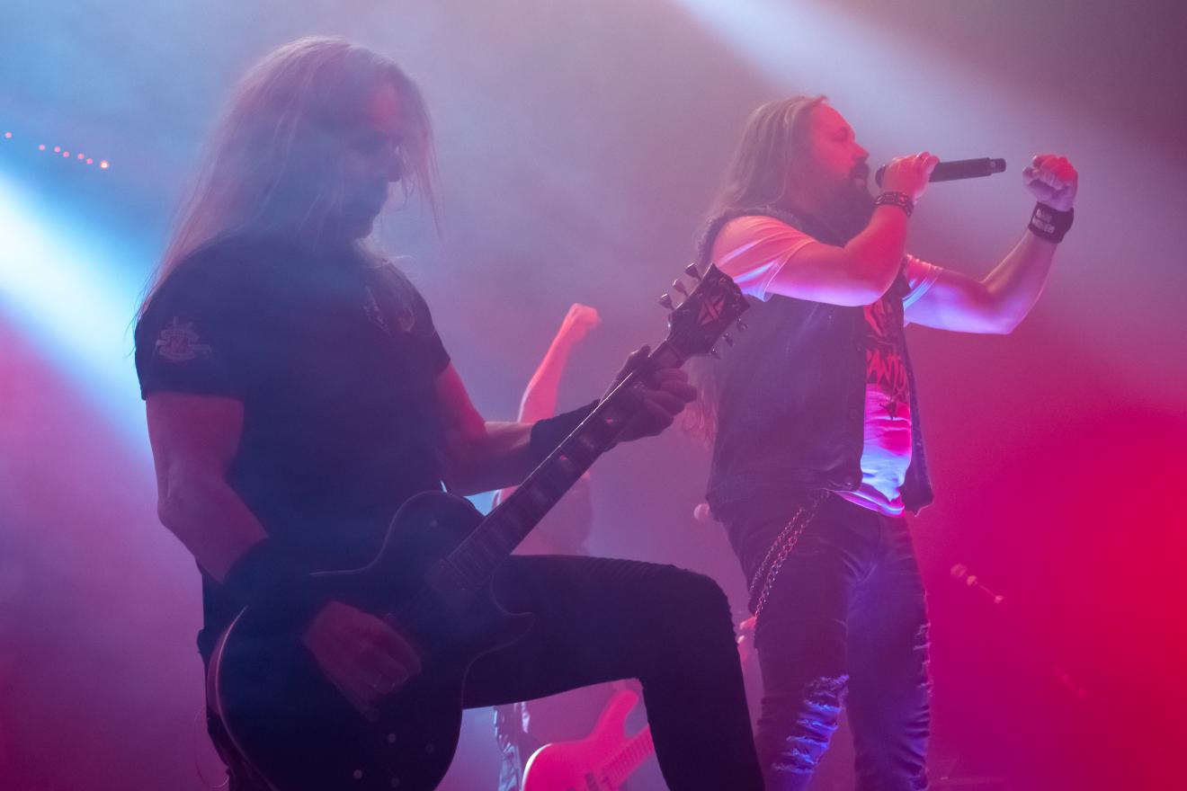 Daniel singt neben seinem Band-Kollegen und Gitarristen Marcus.