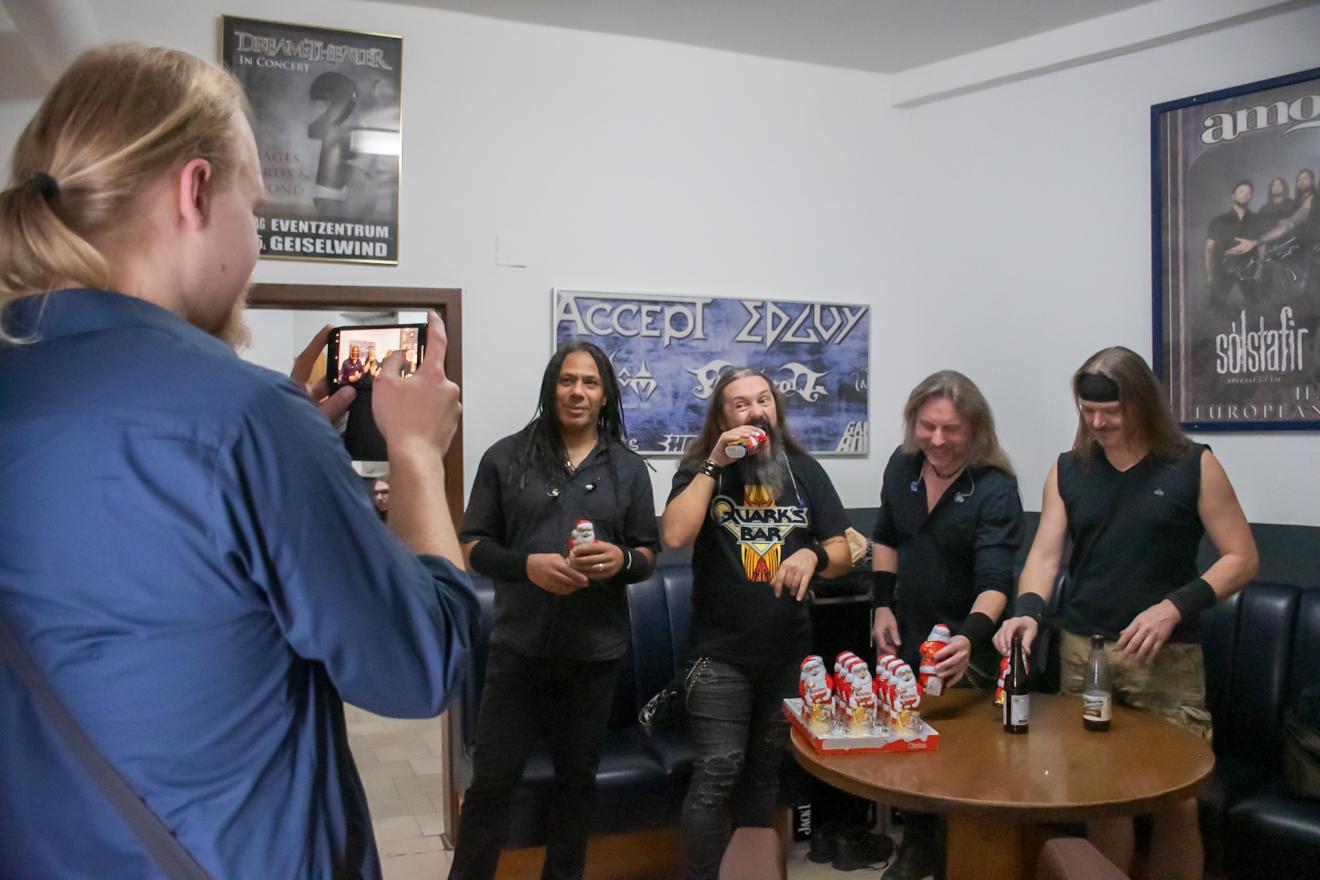 Daniel und seine Bandkollegen drehen ein Video.