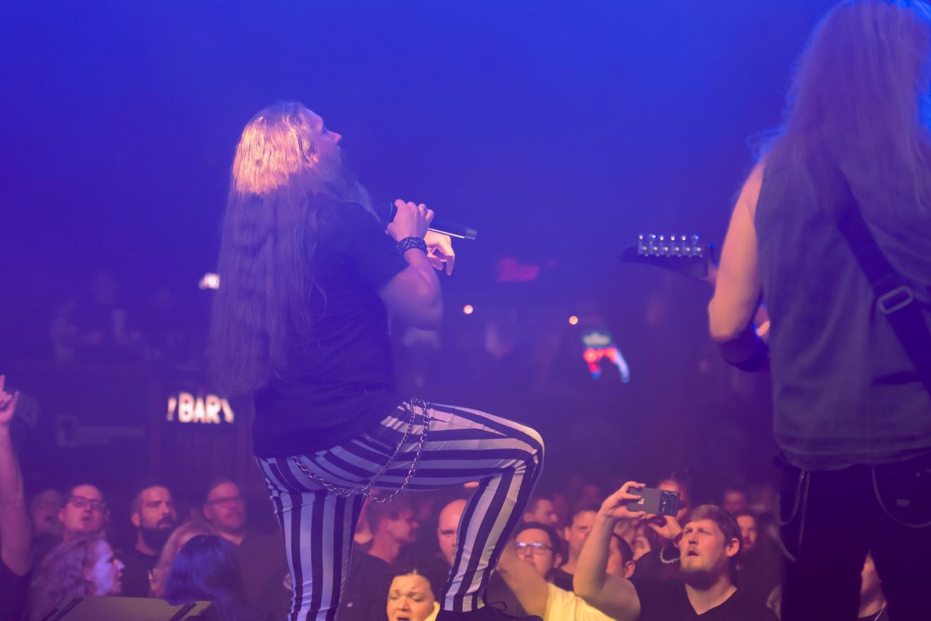 Daniel steht vor den Fans und singt.