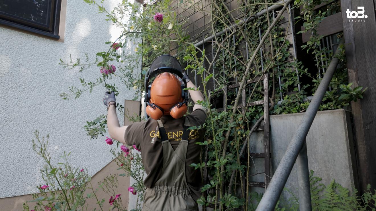 Paul bei der Gartenarbeit bei einem Kunden