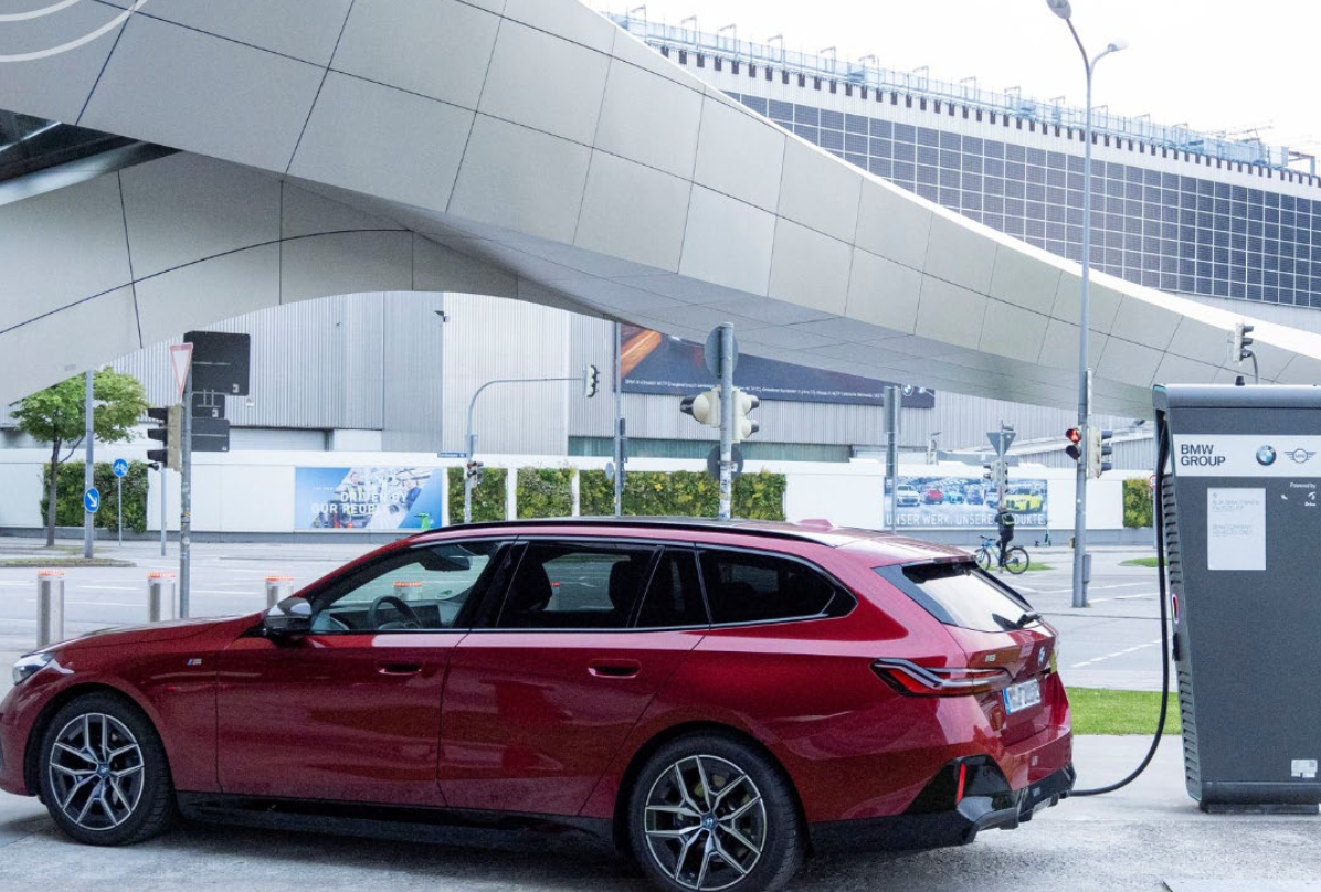 Ein BMW steht an einer E-Ladesäule