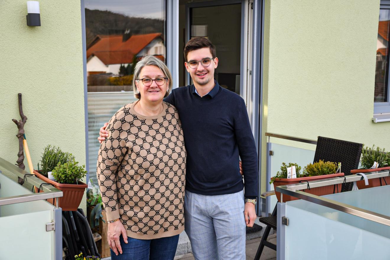 Auf dem Bild sind zwei Personen zu sehen, die in einem der Passivhäuser in Niederaichbach wohnen.