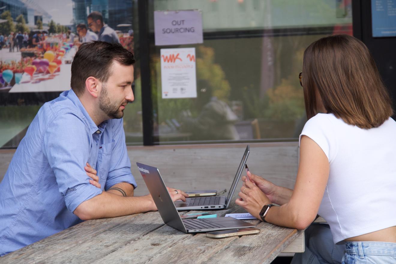 2 Menschen arbeiten während ihrer Pause an ihren Computern