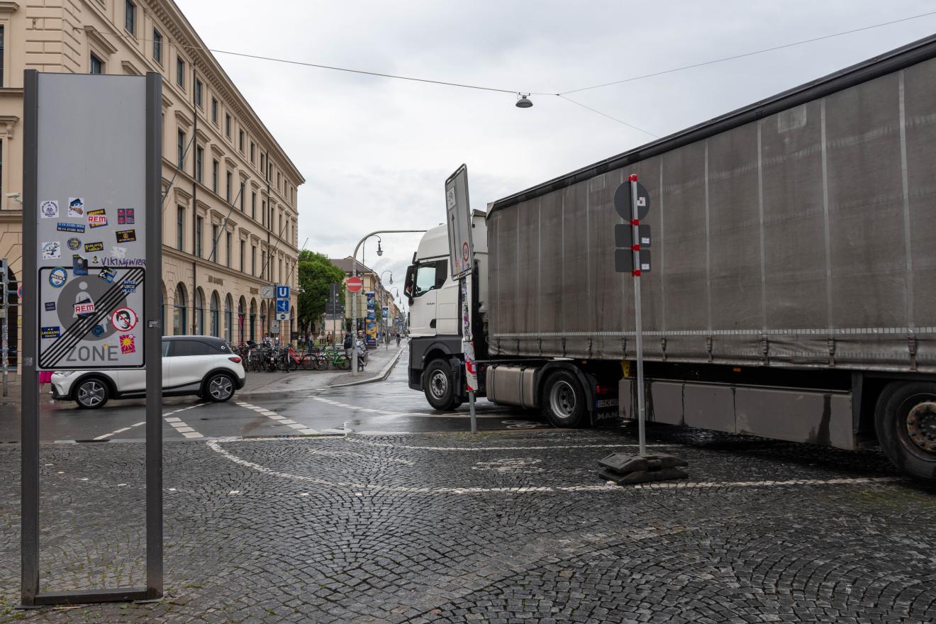Abgebildet ist ein LKW der über einen Radweg fährt