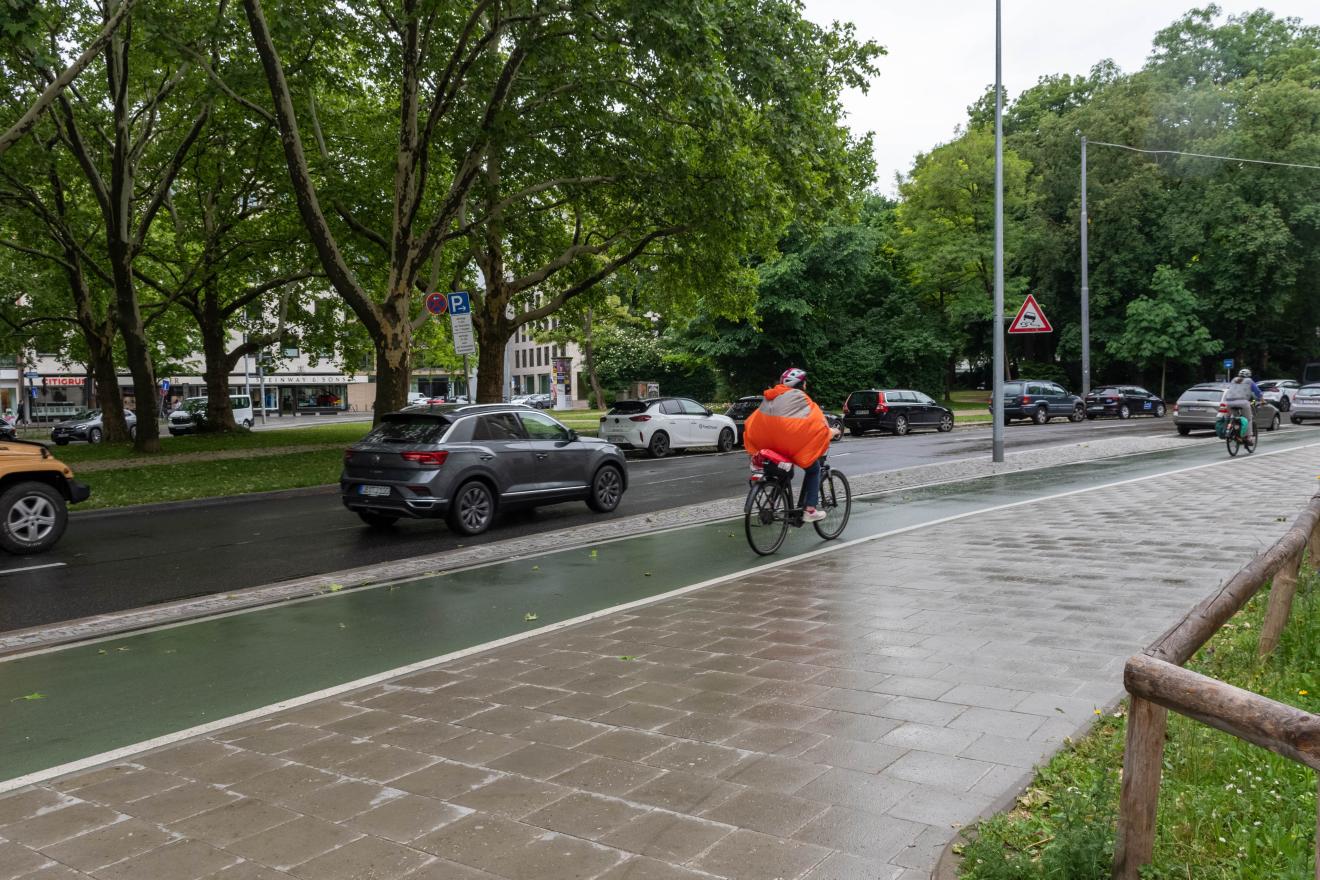 Man sieht einen gelungenen Radweg