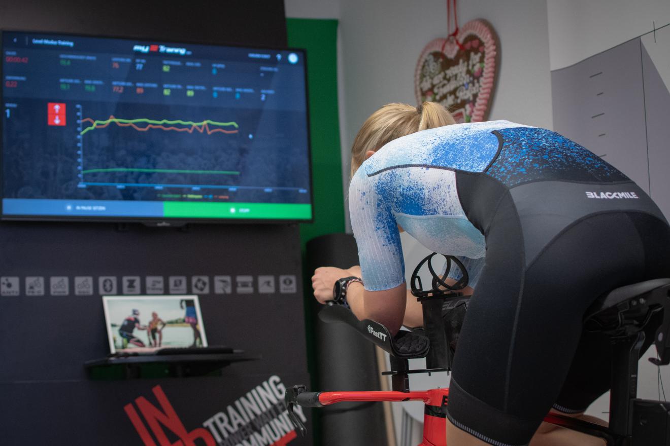Auf dem Monitor laufen Trainingsdaten in Echtzeit mit. Die Software erfasst Leistung und Trittfrequenz während des Fittings.