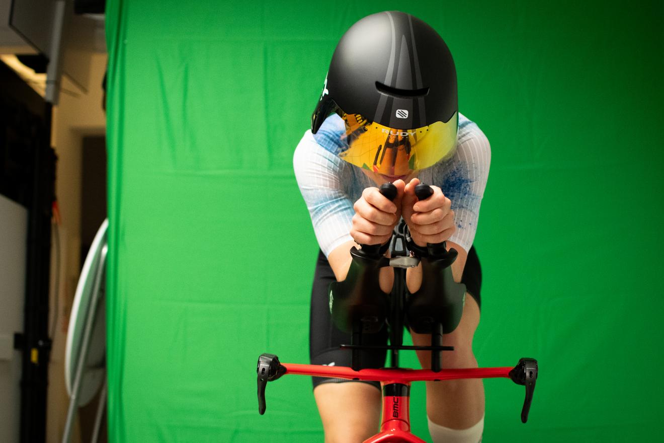Judith Weghofer in der Aeroposition vor dem Greenscreen. Die Software berechnet aus der Frontansicht die aerodynamische Widerstandsfläche. 