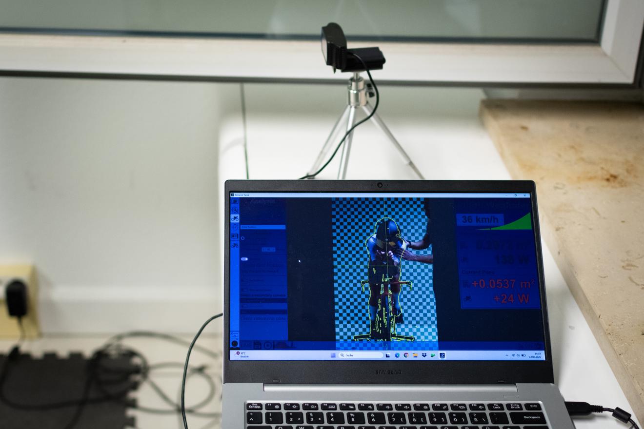 Der Laptop zeigt die berechnete Frontfläche und den Watt-Unterschied zwischen zwei Positionen.