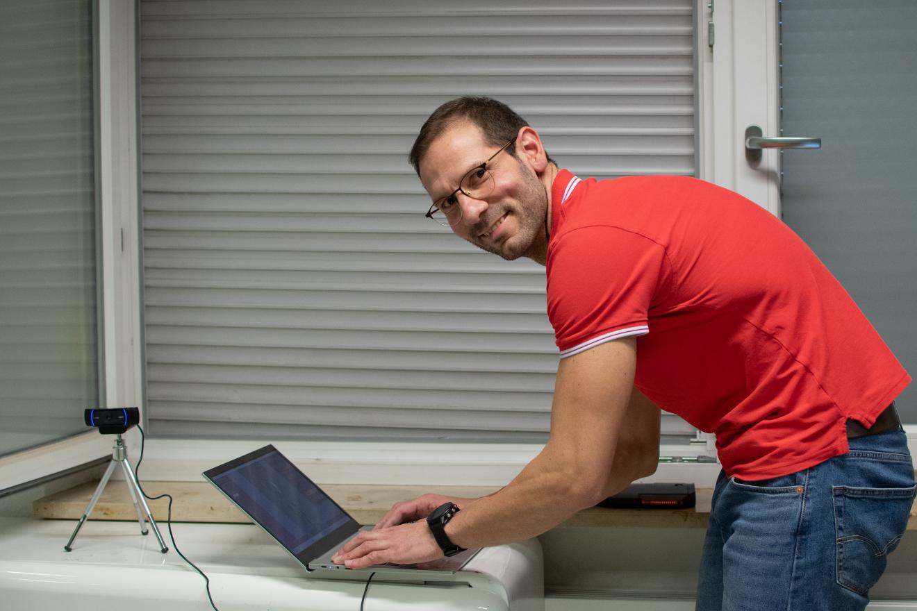 Theo Kazis wertet die Aufnahme aus. Die Kamera auf dem Stativ überträgt das Bild direkt auf den Laptop. 