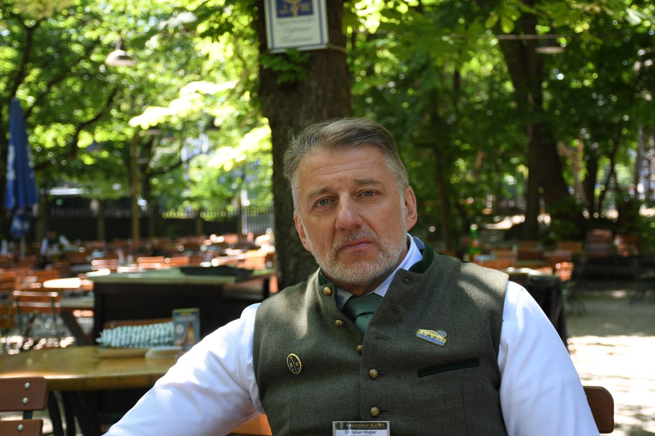 Gastwirt Christian Vogler blickt in die Kamera