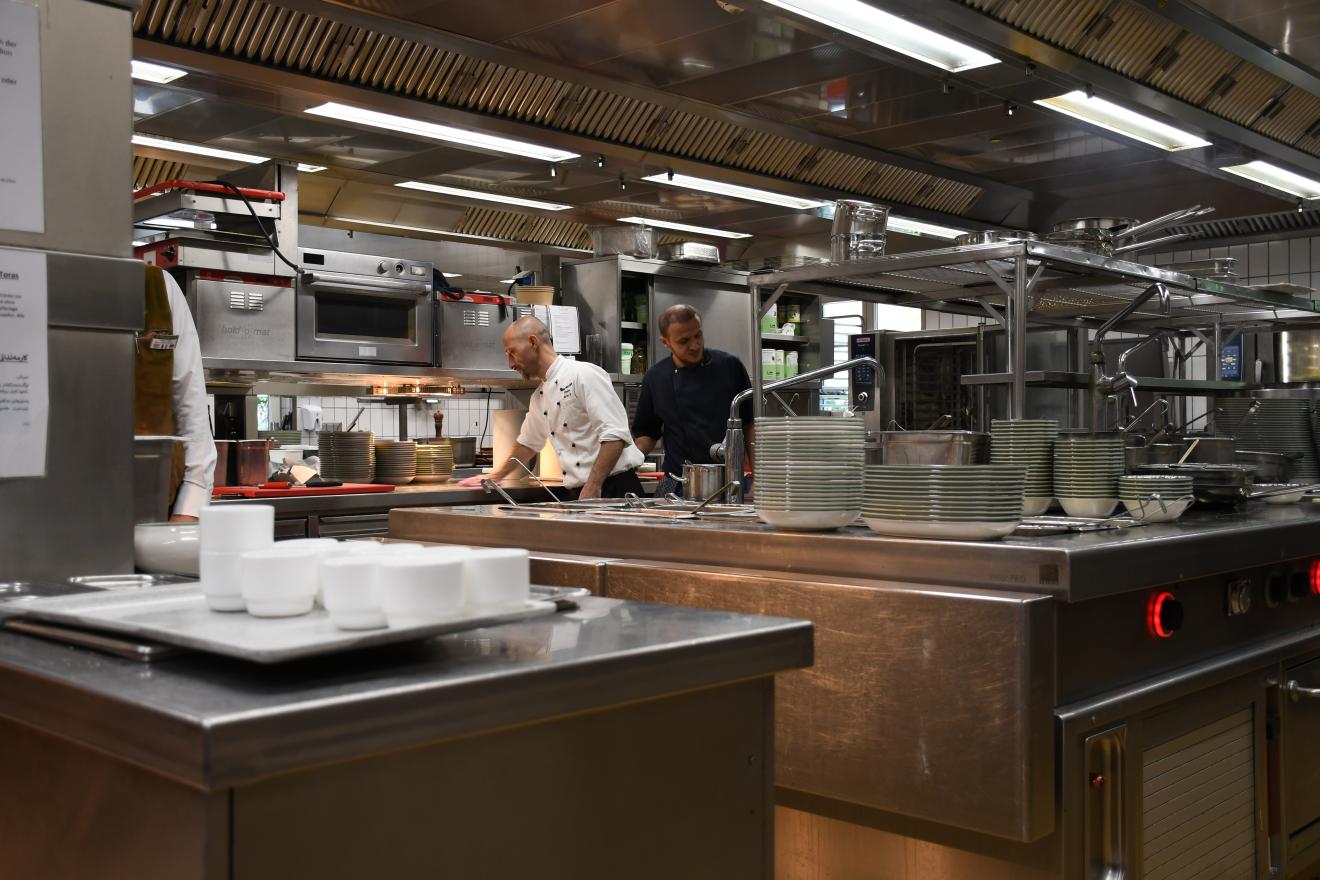 Blick in die Küche des Augustiner Kellers mit zwei Köchen am Herd