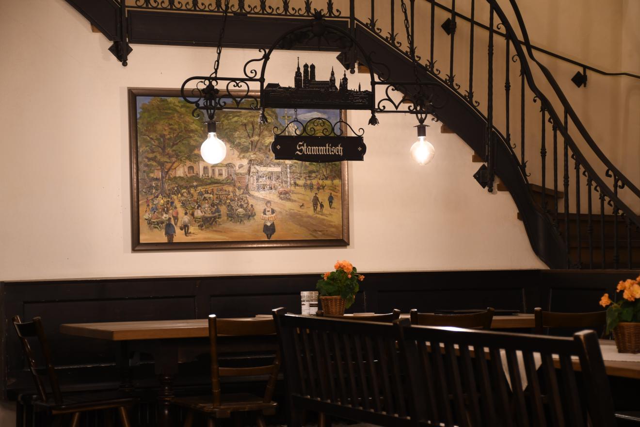 Ein Blick auf einen Stammtisch im Innenbereich des Augustiners