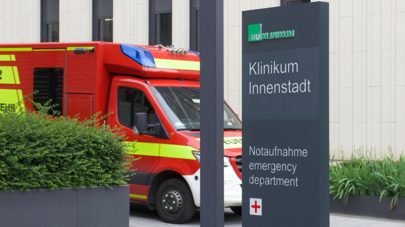 Rettungswagen vor der Notaufnahme