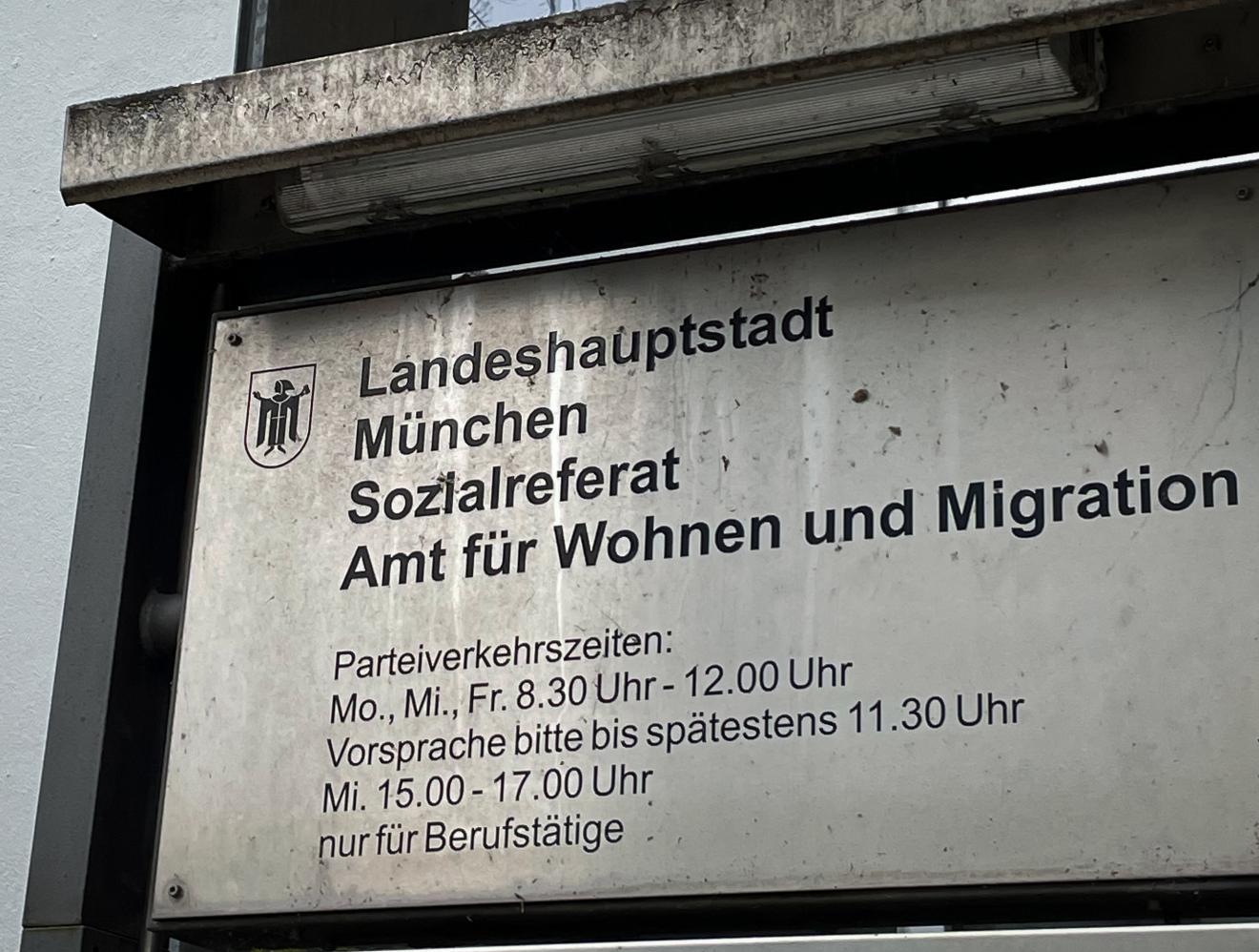 Eingangsschild des Sozialreferates - Amt für Wohnen und Migration München
