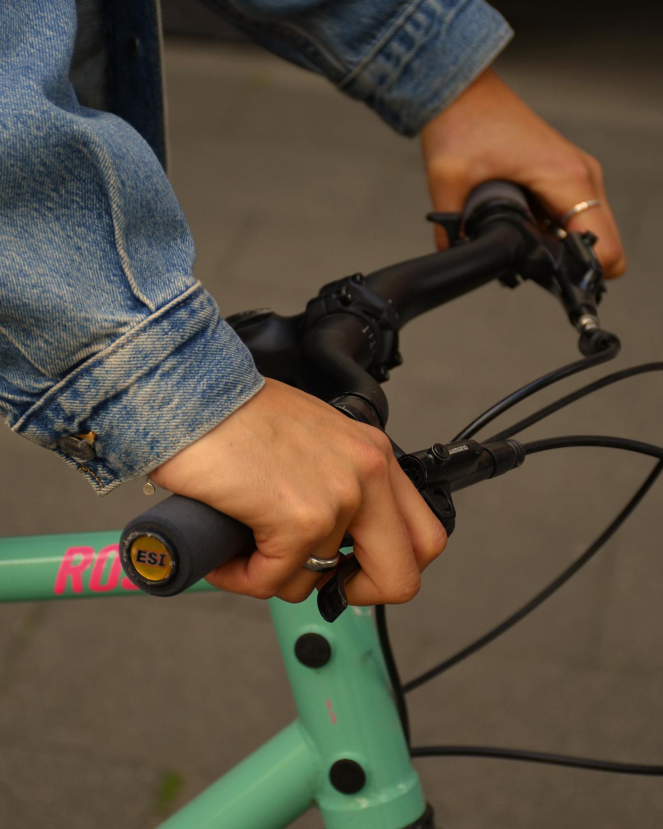 Zwei Hände am Fahrradlenker