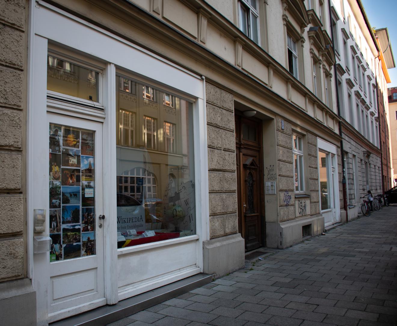 Das Schaufenster des Wikipedia-Standortes in der Münchner Altstadt.