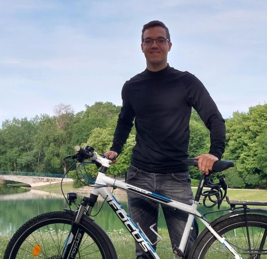 Zu sehen ist Georg mit seinem Fahrrad