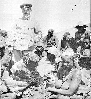Ein deutscher Leutnant unter gefangenen Herero und Nama