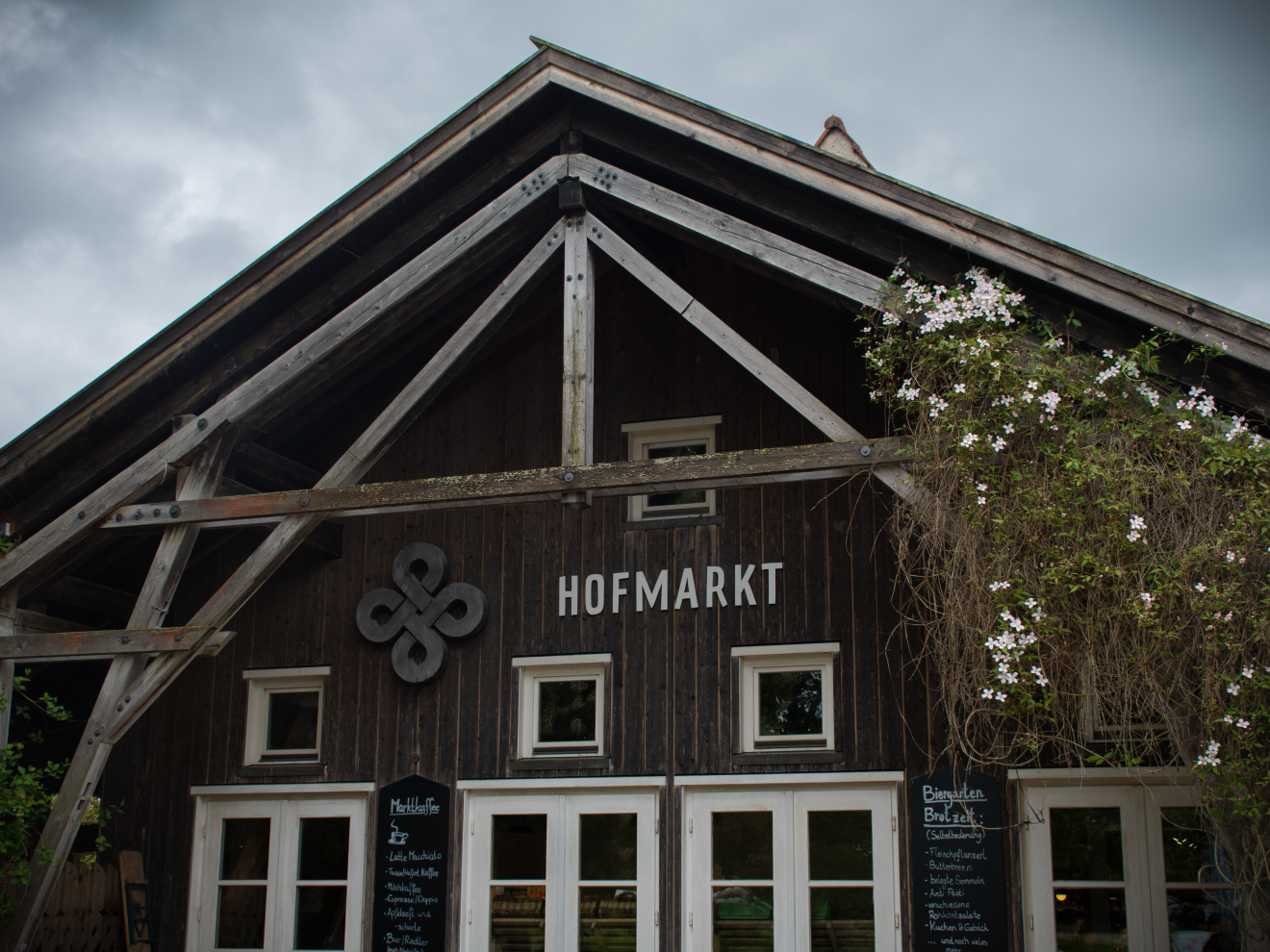 Die rurale Fassade des Herrmannsdorfer Hofladens