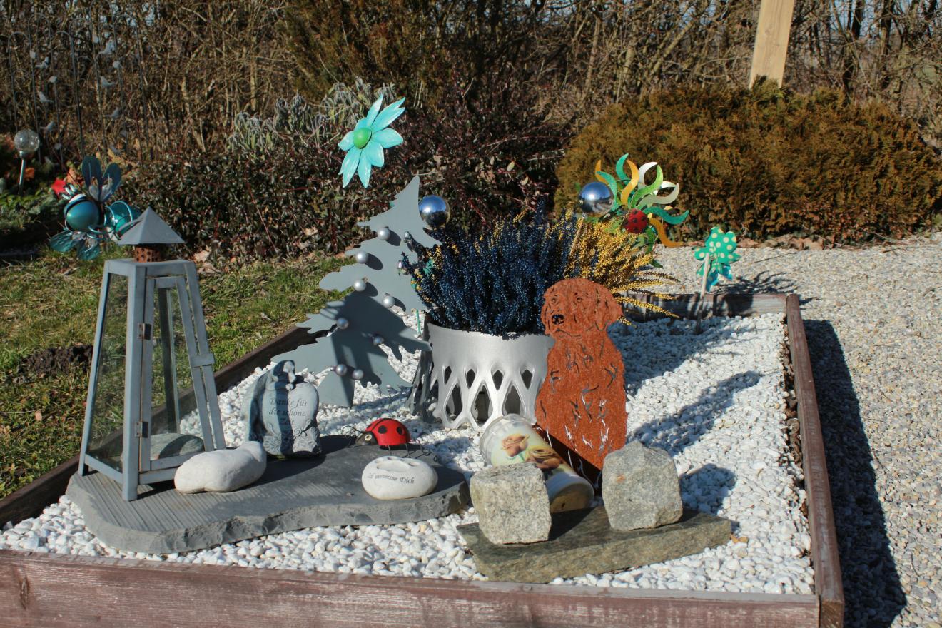 Große Grabstätte auf dem Tierfriedhof in Halbergmoos in München