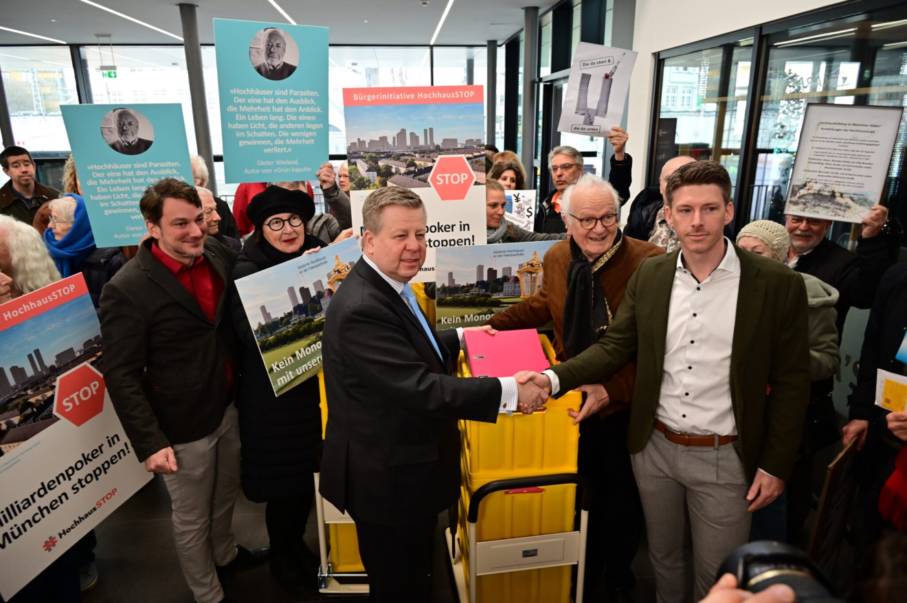Menschen der Bürgerinitiative vor einer Wahlurne