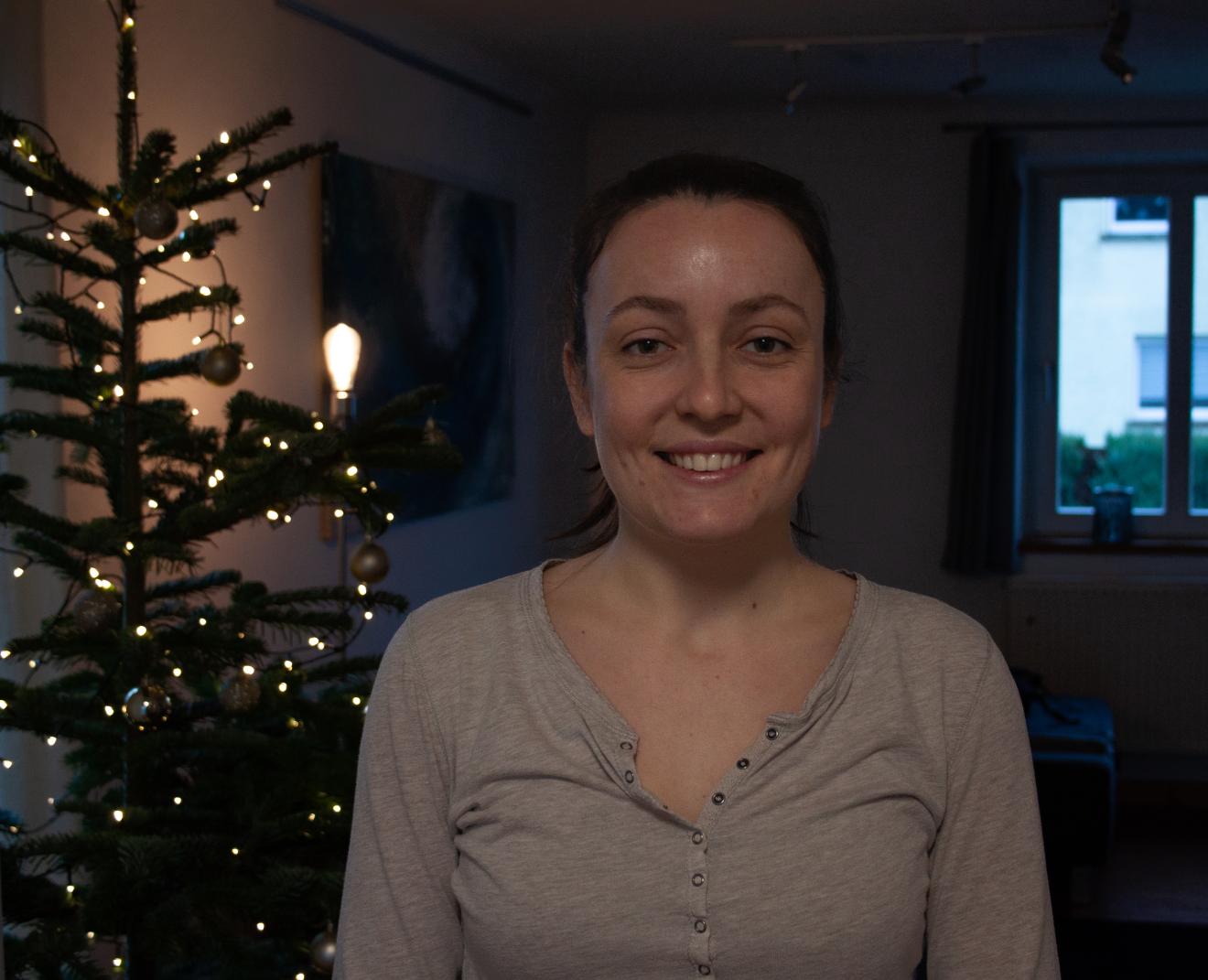Clara Schlickel vor Weihnachtsbaum